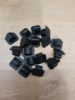 Príchytka (svorka) izolácie kapoty 8E0863727A