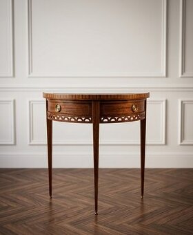 Anglická elegancia u vás doma: Starožitný konzolový stolík