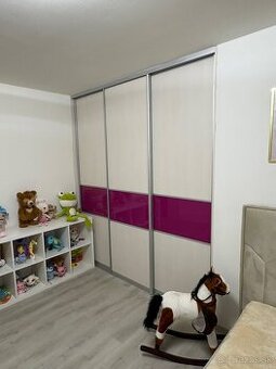 Dvere stavaná skriňa