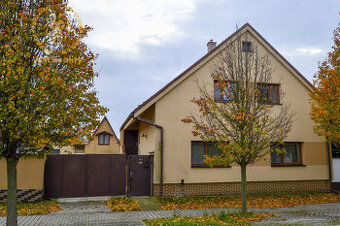 NA PREDAJ RODINNÝ DOM SO SAMOSTATNOU UBYTOVŇOU V OBCI ZAVAR