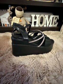 nove stylove letne damske sandalky na platforme s kamienkami