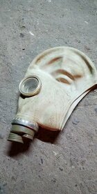 Staré vojenské plynové masky s filtrami a obalmi