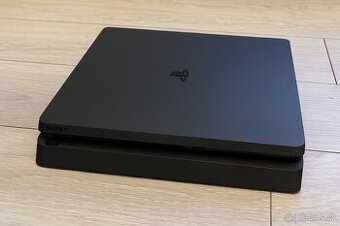 PS4 500 GB + 2 ovládače + 2 hry – TOP stav – 150 €