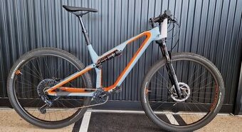 Predam celoodpruzeny carbon