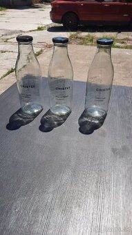 Sklenené a plastové fľaše CHISTEE s etiketou
