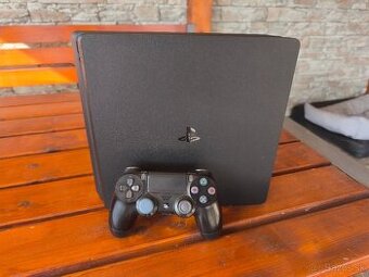 PS4 Slim 1TB + 4 hry