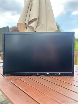 Predám tieto dva monitory v dobrom stave