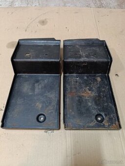 E30 plast pod baterku