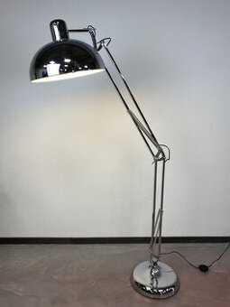 Chrómová podlahová lampa v industriálnom štýle