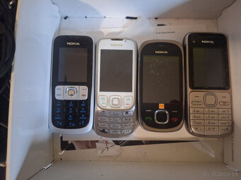 Stare retro GSM mobily NOKIA s prislusenstvom