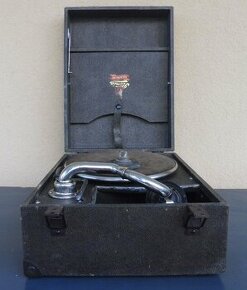 Kufríkový kľukový gramofón