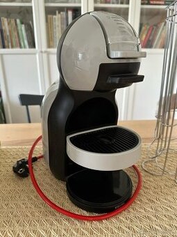 Kávovar Dolce Gusto Mini Me so stojanom na kapsule