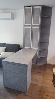 písací stôl s úložným priestorom