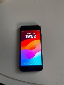 Apple Iphone SE 2022 s prasknutým zadným sklom