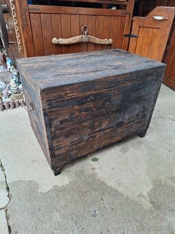 Stará drevenna truhlica