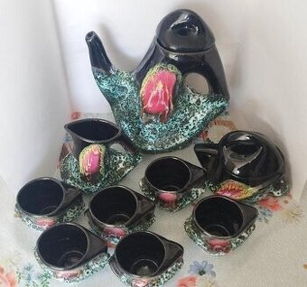 Sopečný čajový servis.