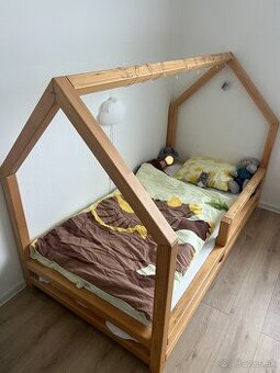 Predam drevenu domcekovu postel