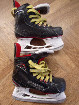 korčule a prilba Bauer