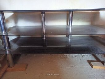 Sklenený stolík pod TV