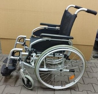 Invalidný vozík so skladacou odľahčenou konštrukciou