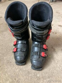 Predaj starších lyžiarok a lyží