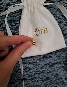 Petra Toth zlatý earcuff pop art