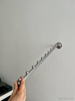 Obchodné zariadenie na odevy.