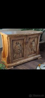 Drevená komoda "Poľovnicke motivy"V-100cm š-120cm