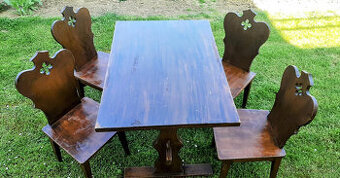 Masívny drevenný stôl  + 4 stoličky