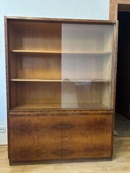 Vintage orechová knižnica / vitrína Nový Domov – pravá orech