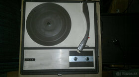 Starý funkčný kufríkový gramofón Telefunken