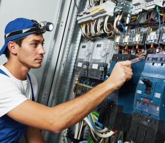 Elektrikár a vodár-kurenár ponúkajú svoje služby.