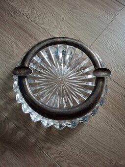 Krištáľový popolník so strieborným okrajom