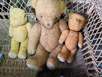 Staré hračky a kufrík