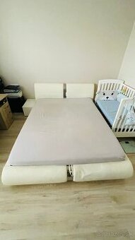 Manželská posteľ + 2x nočný stolík + perinák