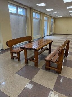 Masívne sedenie zo smrekového dreva