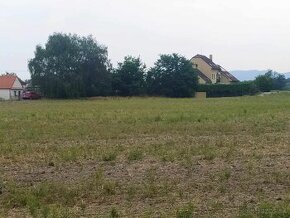 Predám nádherný pozemok pri Ortovom mlyne v obci Láb.