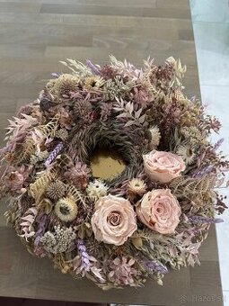 Letný veniec zo sušených kvetov a stabilizovaných ruží
