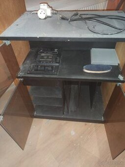 Skrina s kazetovym prehravacom