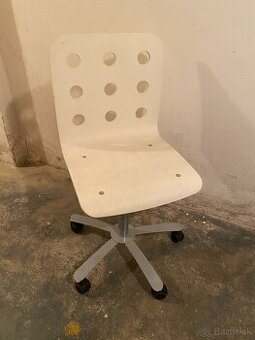 Biela drevená nastaviteľná stolička na kolieskach