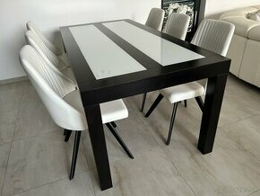 Jedálenský stôl bez stoličiek