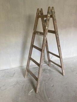 Zvyšný stavebný materiál, sádrokartón, vodováha, náradie