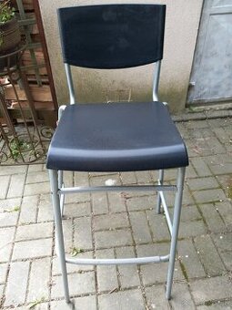 Vysoka barova stolicka