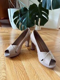 Kožené lodičky Clarks pre drobnú Popolušku :)