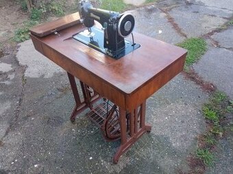 RETRO ŠIJACÍ STROJ