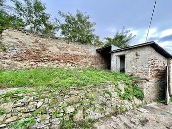 ponúkame investičnú príležitosť:starý dom s pozemkom v Holíč