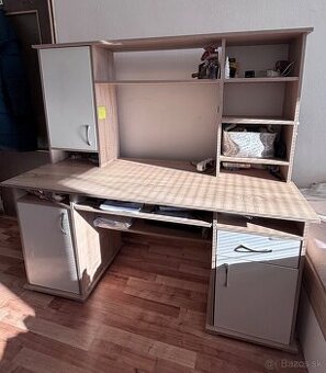 PREDÁM PÍSACÍ STOLÍK