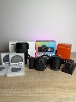 SONY ZV-E10 + 3 OBJEKTÍVY + PRÍSLUŠENSTVO