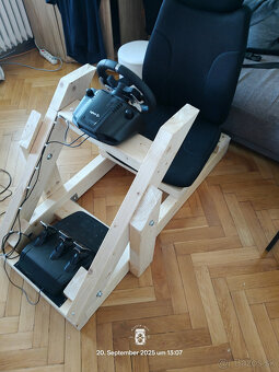 Sim rig / kokpit na volant a pedále – drevený rám DIY