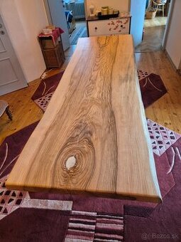 Masívny jedálenský stôl Nový